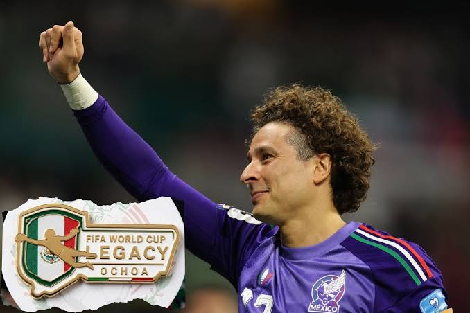 La FIFA reconoce su trayectoria: Guillermo Ochoa celebra un momento histórico.