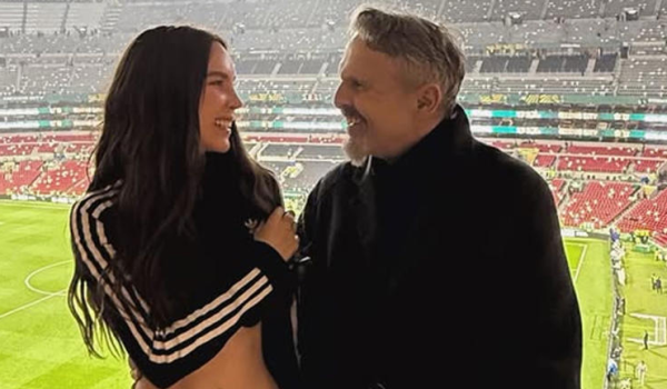El momento entre Bosé y Belinda que nadie esperaba en el estadio