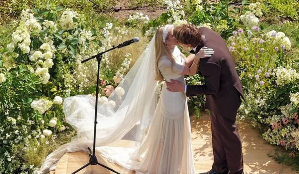 Emma Roberts y Cody John sellan su historia de amor en una elegante boda