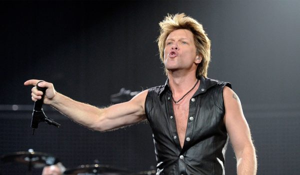 Por infección, interrumpe y abandona Jon Bon Jovi su concierto en Nueva York