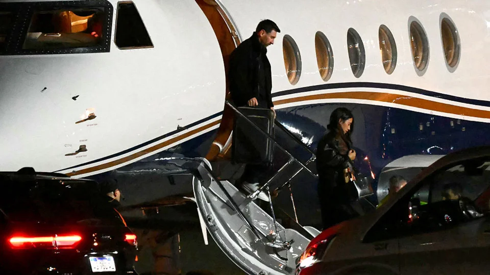 Las imágenes que muestran el dolor de Leo Messi: el futbolista llegó a Argentina para despedir a su padre