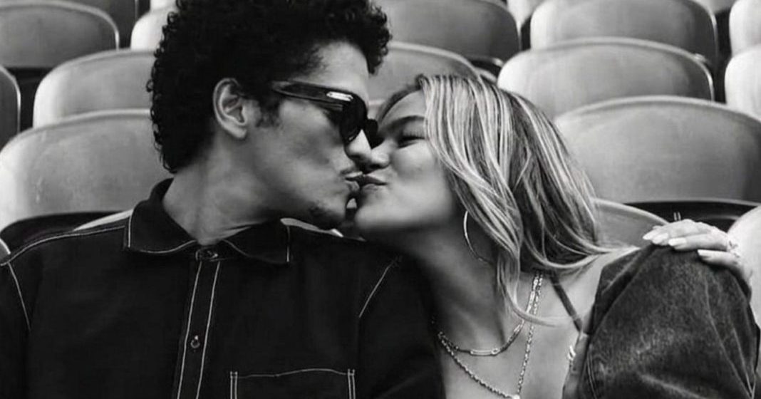 Bruno Mars y Karol G desatan rumores de romance: ¿qué hay entre los cantantes?