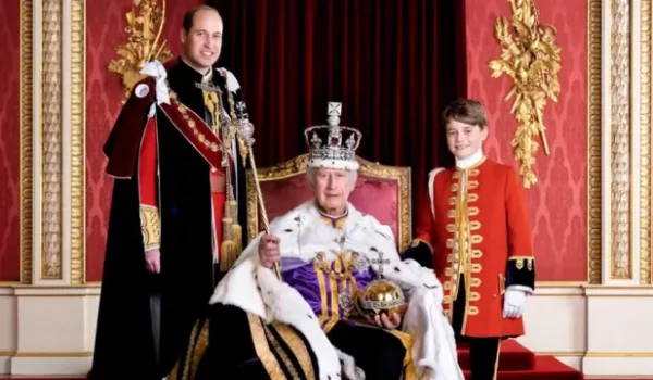 Carlos III vuelve a marcar distancia con Harry y Meghan tras su regreso al Reino Unido.