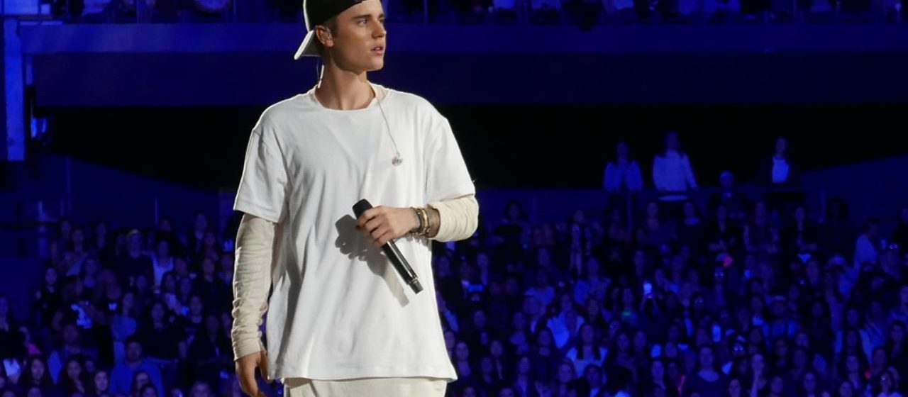 ¡Nadie lo reconoció! Justin Bieber sorprende al cantar como músico callejero en un parque de Los Ángeles
