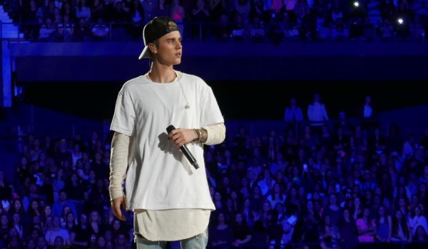 ¡Nadie lo reconoció! Justin Bieber sorprende al cantar como músico callejero en un parque de Los Ángeles