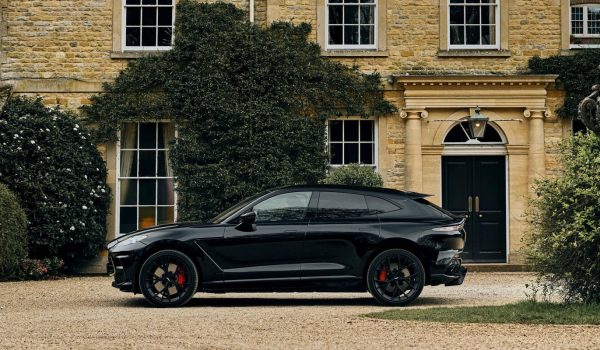 Tom Hardy luce un Aston Martin DBX en MobLand