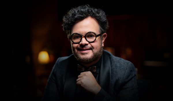 Aleks Syntek se molesta con el público en pleno concierto por la Independencia y lanza contundente mensaje