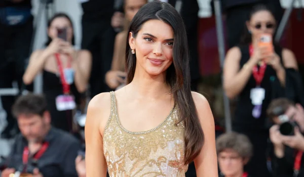 Kendall Jenner aterriza en Venecia luciendo el accesorio más codiciado del momento