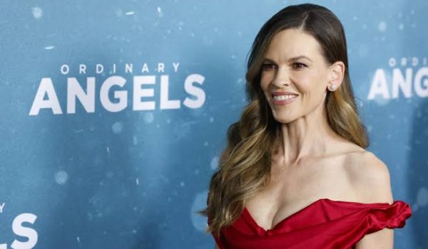 Hilary Swank sorprende al anunciar su tercer embarazo a los 52 años con un emotivo video familiar