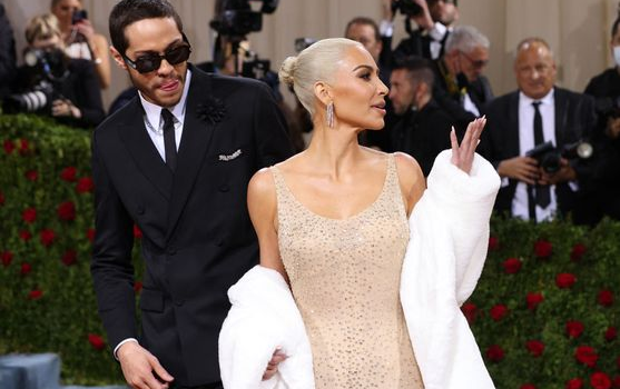 Kim Kardashian apuesta por la moda del pasado para crear looks inolvidables