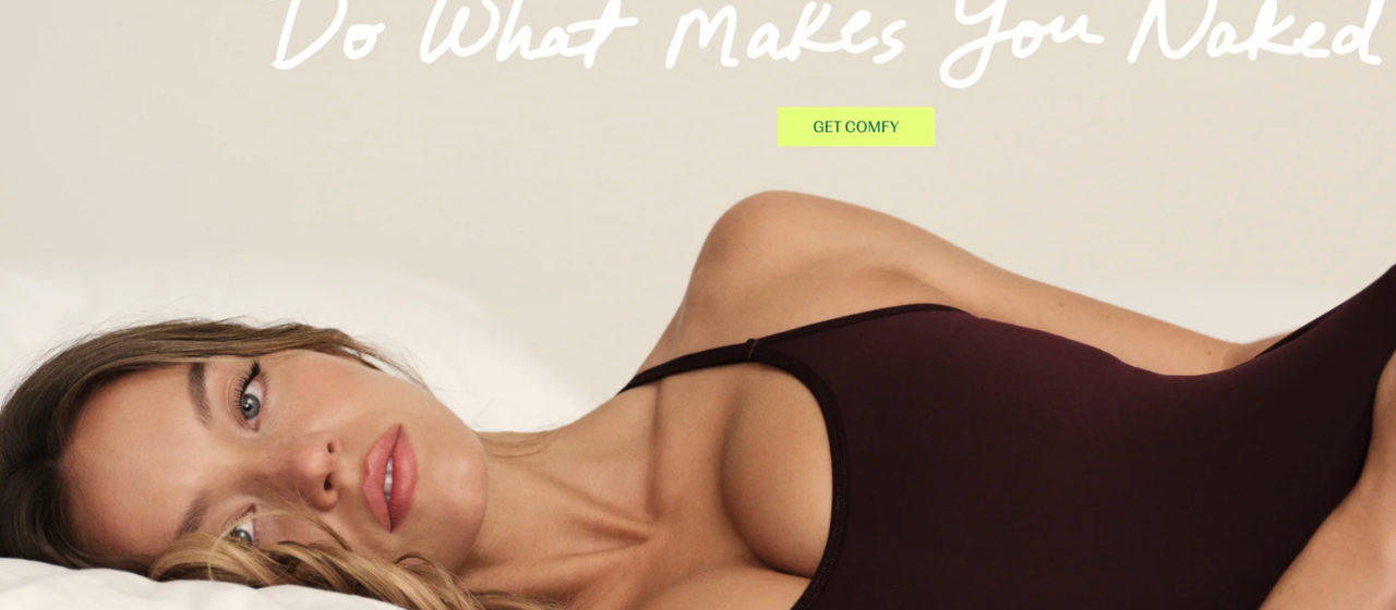 Sydney Sweeney mezcla nostalgia navideña y sensualidad en su nueva campaña