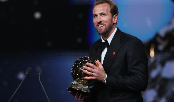El delantero inglés del Bayern de Múnich conquistó el Balón de Oro masculino 2026,