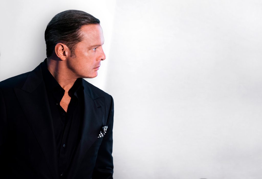 Luis Miguel despierta rumores de nueva música tras publicar una foto en un estudio de grabación que desapareció poco después.