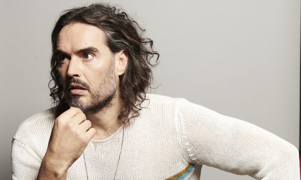 Russell Brand enfrenta un juicio por presunta violación y agresión sexual, mientras su trayectoria continúa marcada por numerosas polémicas.