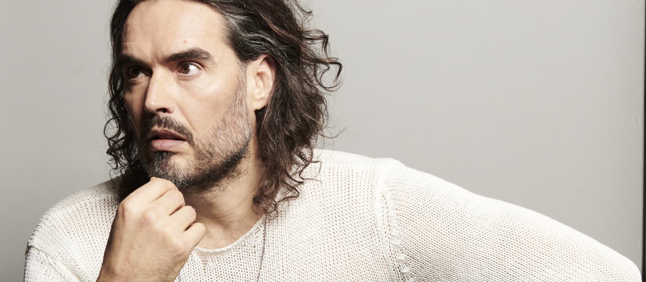 Russell Brand enfrenta un juicio por presunta violación y agresión sexual, mientras su trayectoria continúa marcada por numerosas polémicas.