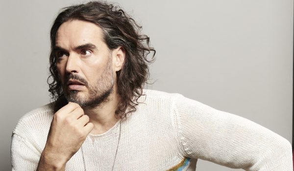 Russell Brand enfrenta un juicio por presunta violación y agresión sexual, mientras su trayectoria continúa marcada por numerosas polémicas.