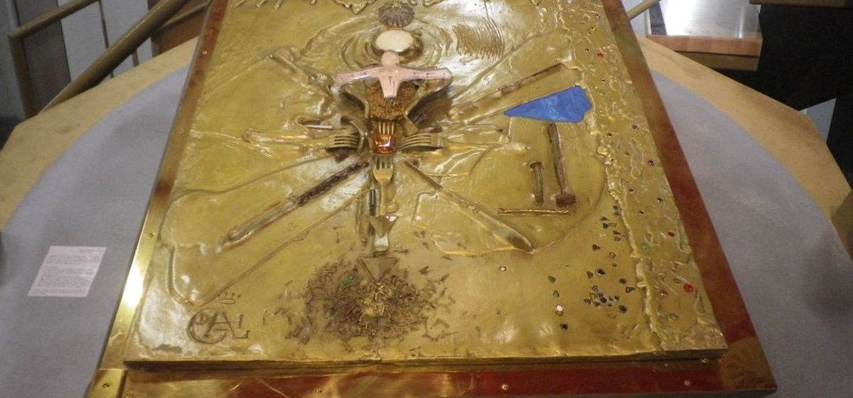 Roban de un museo francés un libro cuya portada fue diseñada por Salvador Dalí