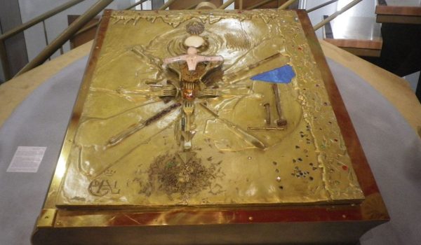 Roban de un museo francés un libro cuya portada fue diseñada por Salvador Dalí