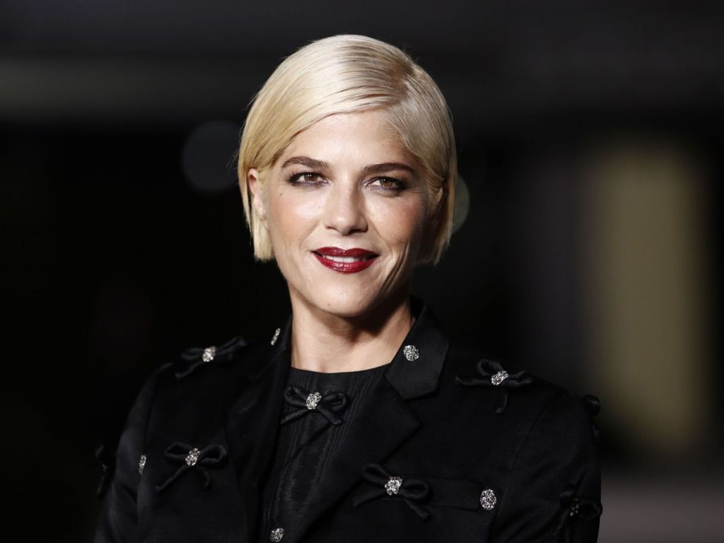 La actriz Selma Blair es arrestada tras protagonizar un presunto altercado en pleno vuelo que dejó heridos a dos auxiliares de cabina.