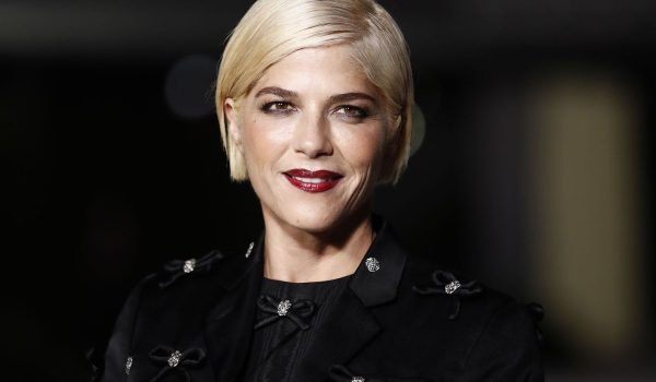 La actriz Selma Blair es arrestada tras protagonizar un presunto altercado en pleno vuelo que dejó heridos a dos auxiliares de cabina.